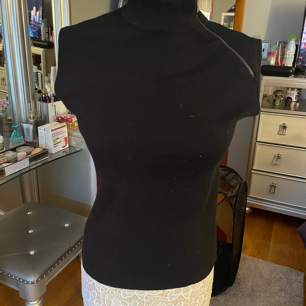 Woman’s Carmen Black Top